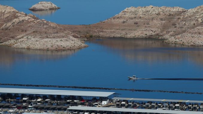 Traffic backing up at entrances to Lake Mead, officials warn